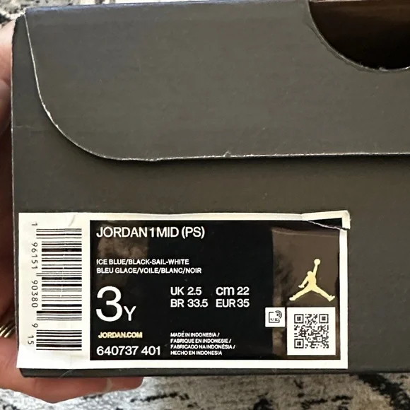 EUC Jordan 1 Mid Sneakers - Size 3Y - Picture 10 of 14